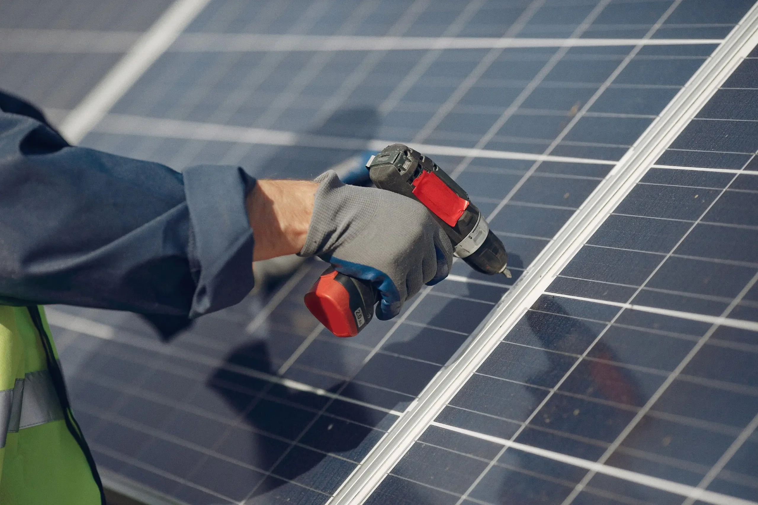 man-with-white-helmet-near-solar-panel (Web H)